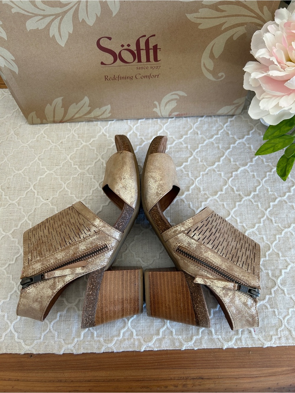 Sofft Milan,Metallic Champagne Open-Toe Block Heel Mules, size 9M, stylish comfy - Picture 10 of 13